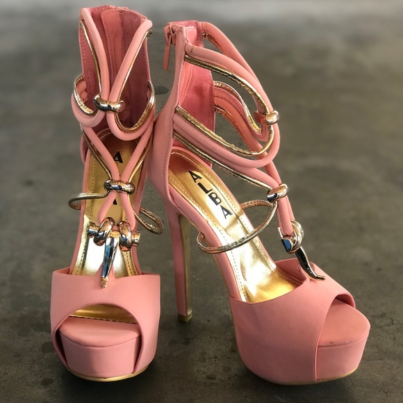 Shoes - 👠 LAST PAIR SIZE 6 Platforms